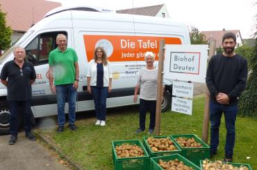 Auf dem Bild von links: Joachim Broda (Tafel), Josef Fischer (Tafel), Susanne Vogl (Caritas), Gertraud Deuter, Johannes Deuter