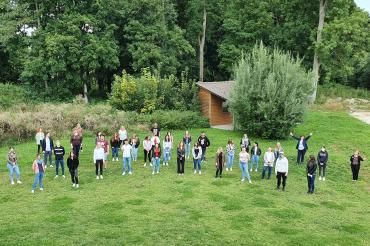 Der neue Jahrgang der Berufsfachschule für Pflege stellte sich nach dem Ausbildungsstart zum Gruppenbild mit Schulleiterin Karola Rigel und dem Lehrerkollegium auf.
