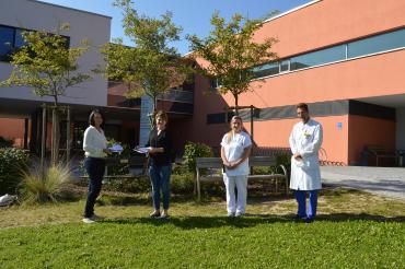 Das Bild zeigt von links nach rechts: Sylvia Jeromin (Inhaberin Salzgrotte Nördlingen), Stationsleitung Julia Goebel, Pflegefachkraft Vanessa Hahn und Prof. Dr. Bernhard Kuch, Direktor der Klinik für Innere Medizin und Ärztlicher Direktor des Stiftungskrankenhauses.