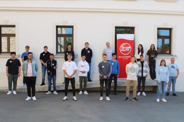 Auf dem Bild zu sehen 19 Auszubildende.