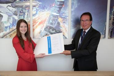 Klaus-Uwe Reiß, Vorstandsvorsitzender proK übergibt den Preis an Sofie Dannemann. 