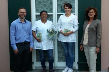 Auf dem Bild zu sehen die Verantwortlichen von St. Vinzenz mit der Auszubildenden.