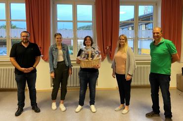 Auf dem Bild zu sehen Wolfgang Stolz, Emma Schmidbaur, Alexandra Grün-Wiedenmann, Janine Schneider und Franz Fischer. 