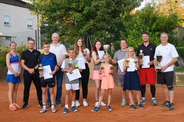 Das Bild zeigt (hinten von links): Jugendwartin Sabine Niedermayer, Sportwart Christian Glashauser, 1. Vorsitzender Gerd Böttcher, Jana Stoll, Katharina Müller, Annika Krebs, Stefan Niedermayer und Johannes Nitsche sowie (vorne von links): Julian Plewka, Linus Rieser, Paula Erdt und Selina Kolb.