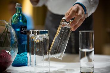 Wenn das Glas eher halb leer als halb voll ist: Ein Großteil der Beschäftigten in Restaurants, Cafés und Hotels arbeitet zu Niedriglöhnen – und hat wegen Corona schlechte Job-Perspektiven, kritisiert die NGG. Die Gewerkschaft ruft die Arbeitgeber der Branche dazu auf, sich zu tariflichen Standards zu bekennen.