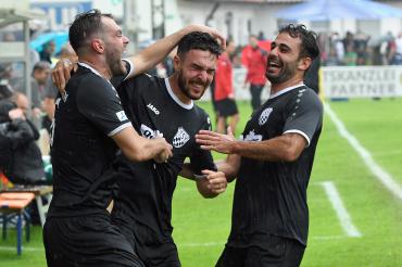Auf dem Bild zu sehen Marko Cosic, Tim Härtel und Abdel Abou-Khalil nach dem Führungstreffer.