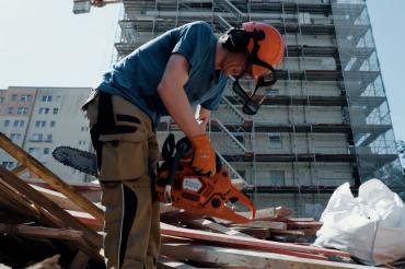 Auf dem Bild zu sehen ein „Unglücksrabe an der Kettensäge“.