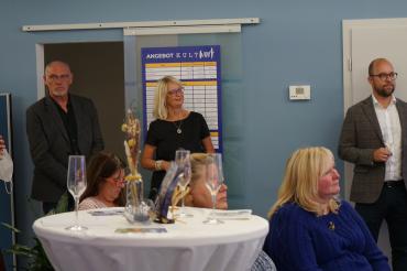 Auf dem Bild sieht man die drei Künstler, die Bilder für die Auktion gespendet hat.