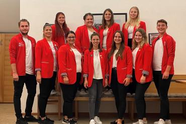 Auf dem Bild zu sehen die Vorstandschaft des TSC New Dancia Holzheim.