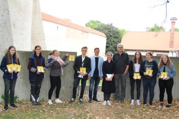 Die Jugendlichen mit Stephanie Quitterer, Oberbürgermeister Wittner und Ralf Lehman bei der Vorstellung des Hörpfades in den Frickhinger Anlagen.