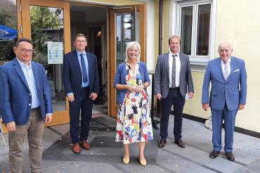 v.l. MdB Ulrich Lange, Landrat Stefan Rößle, Staatsministerin Carolina Trautner, MdL Wolfgang Fackler, CSU-Ortsvorsitzender Gottfried Hänsel, 1.Bürgermeister Dr. Martin Drexler (Bild: Thomas Walter)