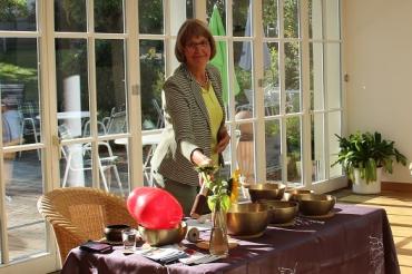 Mechthild Laforet von der Liselotte-Nold-Schule erläutert die Klangschalen