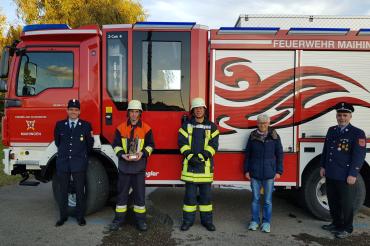 Kommandant Christoph Mayer, Michael Hach, Sebastian Haas, stellv. Bürgermeisterin Elisabeth Koukol, Kreisbrandmeister Klaus Schwager.