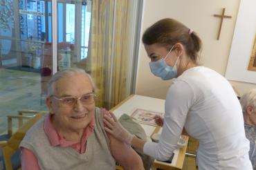 Karl Klug, Bewohner und Dr. med. Carmen Nordmo Fachärztin für Innere Medizin