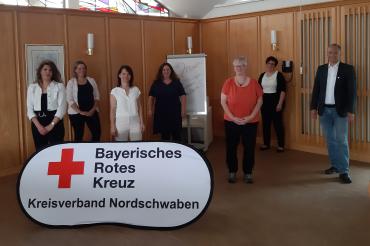 Bei einer kleinen Abschlussfeier überreichte der stellvertretende Kreisgeschäftsführer des BRK-Kreisverband Nordschwaben Michael Haller den frischgebackenen Pflegehelferinnen ihr Zertifikat 