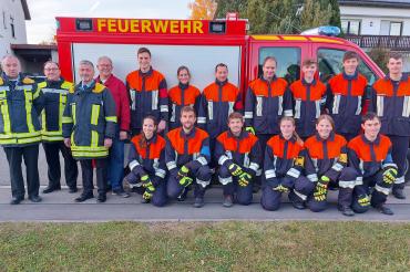 von links nach rechts: KBM Peter Mikschl, KBM Mike Kühnel, KBI Jürgen Scheerer, 3. Bürgermeister Martin Stegmair, hintere Reihe (Mannschaft): Emanuel Edel Stufe 5, Franziska Hell Stufe 3, Rainer Klopfer Stufe 5, Bernd Briglmeir Stufe 6, Tim Maierhofer Stufe 2, Ferdinand Trenkler Stufe 2, Manuel Reichardt Stufe 6  vordere Reihe (Mannschaft): Martina Engelhard Stufe 3, Mario Edel Stufe 6, Daniel Edel Stufe 3, Julia Briglmeir Stufe 1, Lilly Roßkopf Stufe 1, Patrik Dirschinger Stufe 1 