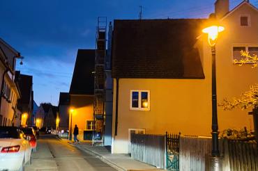 Orangefarbene Altstadtleuchten erhellen die Herrengasse und sorgen damit für mehr Sicherheit bei Nacht. 