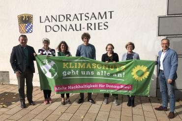 Auf dem Bild sind von links nach rechts Bezirksrat Albert Riedelsheimer, Stellvertretende Vorsitzede der Kreisfraktion Eva Münsinger, Kreisrätin Andrea Eireiner, Fraktionsvorsitzender im Kreistag Nico Ach, Kreisvorsitzende Elisa Pfaff, Weitere Stellvertreterin des Landrats Ursula Kneißl-Eder und Kreisrat Wolfgang Goschenhofer zu sehen.