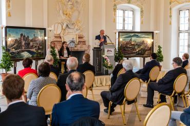 Leonhard Dunstheimer bei der Laudatio auf Rudolf Warnecke im Festsaal von Schloss Harburg.