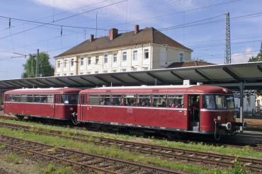 Auf dem Bild sieht man eine Eisenbahn des Bayerischen Eisenbahnmuseums vor dem Nördlinger Bahnhof.