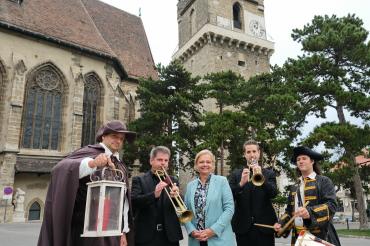 Im Bild: Türmer Markus Göller, Musiker Siegfried Koch, Bürgermeisterin Andrea Kö, die Musiker Valentin Kocsis und Bernhard Winter