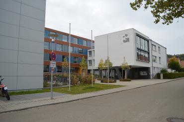 Das Bild zeigt eine Außenansicht des THG in Nördlingen.