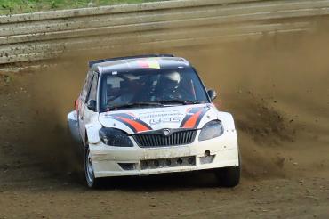 Autocrosswagen driftet über staubige Strecke