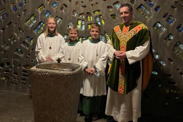 Ministranten Lena, Johannes und Leon mit Pfarrer Benjamin Beck.