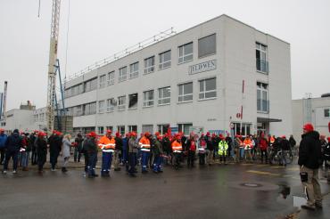 Warnstreik vor Jeld-Wen-Betriebsgebäude