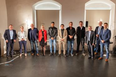 Unter anderem wurden die besten Maurer bei der Freisprechungsfeier der Bau- und Malierinnung Nordschwaben in Höchstädt geehrt. Auf dem Bild: (Fünfter, Sechster und Siebter von links) Mojtaba Rezaie (Eigner Bauunternehmung, Nördlingen), Ali Nazari (Mayerle Bau, Dillingen-Steinheim) und Leon Simon (Reitenberger Bau, Laugna-Asbach) bekamen Glückwünsche unter anderem von Kreishandwerksmeister Werner Luther (Dritter von rechts) und Ausbildungsleiter Josef Leberle (rechts).