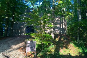 Auf dem Bild sieht man die Burgruine.