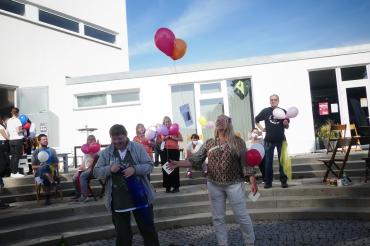 Das Bild zeigt die Teilnehmenden des Kunstworkshops und in der Mitte Isabella Mandl.