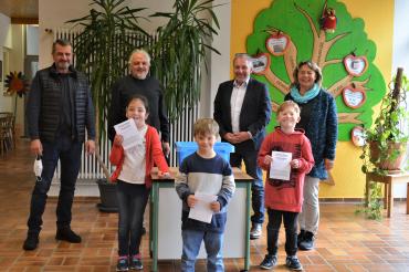 zeigt hinten von links nach rechts.: Leitung der Heilpädagogischen Tagesstätte Timm Albert, Jürgen Möhnle, Inhaber von Spielwaren Möhnle, Manfred Steger, stellv. Geschäftsführer der Lebenshilfe Donau-Ries und Gabriele Allgayer-Pfaff, Leitung der Hemann-Keßler-Schule Vorne: Die drei Losfeen Maya, Joschi und Philip