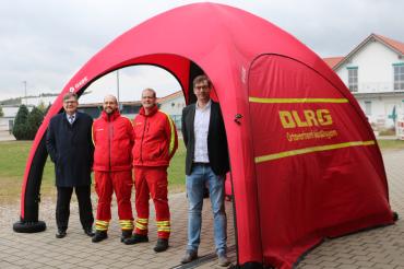 Von links: Paul Ritter (RVB Ries), Dieter Engler (technischer Leiter, DLRG Nördlingen), Matthias Tegeler (1. Vorsitzender DLRG Nördlingen) und Christian Düll (Präsident Rotaryclub Nördlingen) 