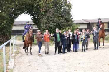 Reiterinnen und Reiter und die Verantwortlichen des Reit- und Fahrvereins St. Georg