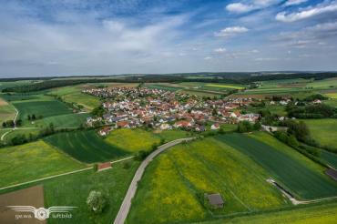Auf diesem Luftbild von Daiting ist die Zweiteilung durch die Ussel in der Mitte des Dorfes gut zu sehen.