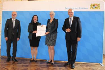 Von links: Regierungspräsident Dr. Erwin Lohner, Tamara Haein und Christiane Kickum von der CID, Innenminister Joachim Herrmann