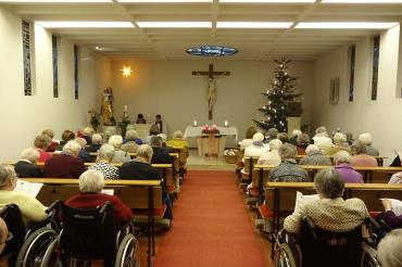 Am Tag der Bewohnerfeier findet um 16 Uhr eine Andacht in der hauseigenen Kapelle von St. Vinzenz statt