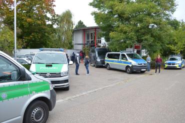 Neben den Patientinnen und Patienten war auch die Polizei vor Ort um einen möglichst reibungslosen Ablauf zu garantieren und um Zeugenaussagen aufzunehmen. 