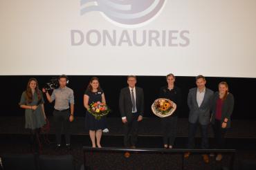 Sichtlich erleichtert nach einer rundum gelungenen Filmpremiere: Landrat Stefan Rößle (m.), Projektleiterin Jennifer Werner (3. v. l.) und das Film-Team von Huckleberryking unter der Leitung von Theresa Wiebe (3. v. r.) und Gregor Wiebe (2. v. r.). 