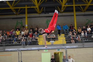 Monheims „Sechskämpfer“ Sascha Wilhelm am Barren.