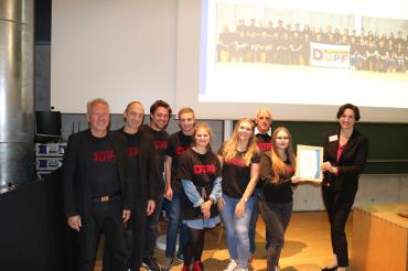 Auf dem Bild sieht man die Urkundenübergabe an das Team Dupf