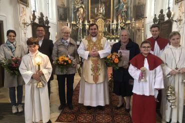 (von links) Tanja Keller, Neu-Ministrant Philipp Formann, Kirchenpfleger Manfred Keller, Marianne Graf (60 Jahre im Kirchenchor), Pfarrer Markus Lidel, Brigitte Müller (70 Jahre im Kirchenchor), Anna Hornung, Oberministrant Florian Hoffmann, Sofie Birkner