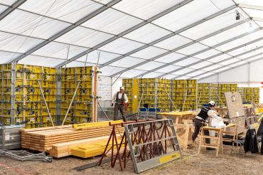 Niklas Berroth aus Sulzbach-Laufen (Baden-Württemberg), Julian Kiesl aus Malersdorf-Pfaffenberg (Bayern) und Josef Leberle von der Bauinnung Nordschwaben freuen sich über den zweiten Platz bei den EuroSkills 2021 in Graz.