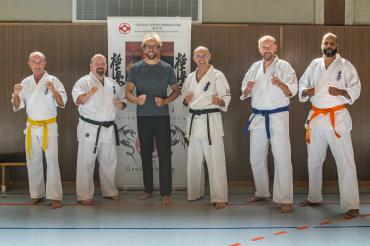 Der Donauwörther Professor Dr. Alexander T. Wild (3. Von links) trainierte im Karate-Dojo Großmehring auf Einladung von Karate-Sportler Shihan Dietmar Danisch (3. Von rechts), dem er mit einer erfolgreichen Hüft-OP geholfen hatte.