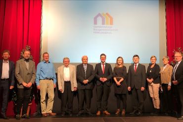 Auf dem Foto von links nach rechts: Michael Langenbucher, Aufsichtsrat; Herrmann Häfele, Vorstand; Johannes Hauke, neugewählter Aufsichtsrat; Helmut Wurm, Aufsichtsrat; Erich Lokietsch, Stellvertr. Aufsichtsratsvorsitzender; Oberbürgermeister David Wittner; Claudia Frank, Prokuristin; Franz Grimmeiß, Aufsichtsratsvorsitzender; Bettina Lawatschka, 25jähriges Dienstjubiläum, Swetlana Kloster, Aufsichtsrätin und Blasius Wizinger, Geschäftsführender Vorstand.