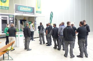 Am UNSINN-Promotionsanhänger standen die UNSINN-Mitarbeiterinnen und -Mitarbeiter Schlange für das Rauschbrillen-Dosenwerfen. Am AOK-Stand (links) berät AOK-Mitarbeiterin Jessica Müller.