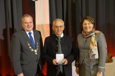 Das Bild zeigt Bürgermeister Martin Scharr, den Träger der Ehrenmedaille Rudolf Mieling und die Stellvertreterin des Landrats Claudia Marb. 