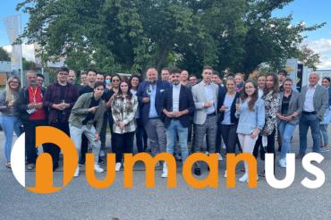Gruppenbild mit Schriftzug "Humanus" davor