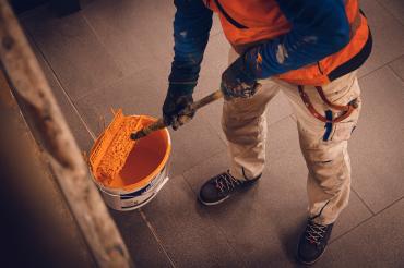 Beschäftigte im Maler- und Lackiererhandwerk haben auch in Pandemie-Zeiten viel zu tun – jetzt gibt es für sie mehr Geld.